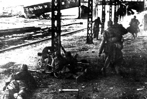 26 июня 1944 года. Солдаты лейтенанта Ковалева (158 СД) очищают от немцев витебский вокзал.