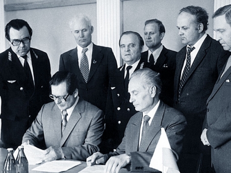 Андреев А.Г. и директор ОД ПКП З. Цвикла подписывают протокол (май 1982 г.)
