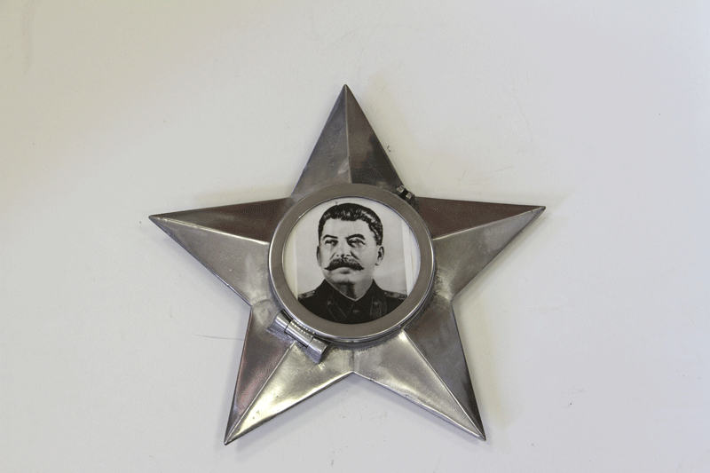 Звезда – эмблема с портретом И.В. Сталина.