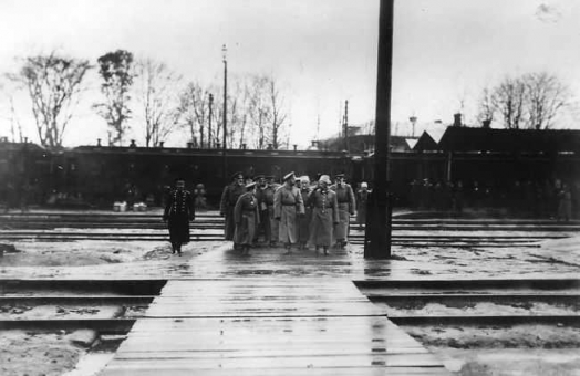 Николай II с цесаревичем Алексеем и свитой переходят железнодорожные пути возле вокзала, 1915